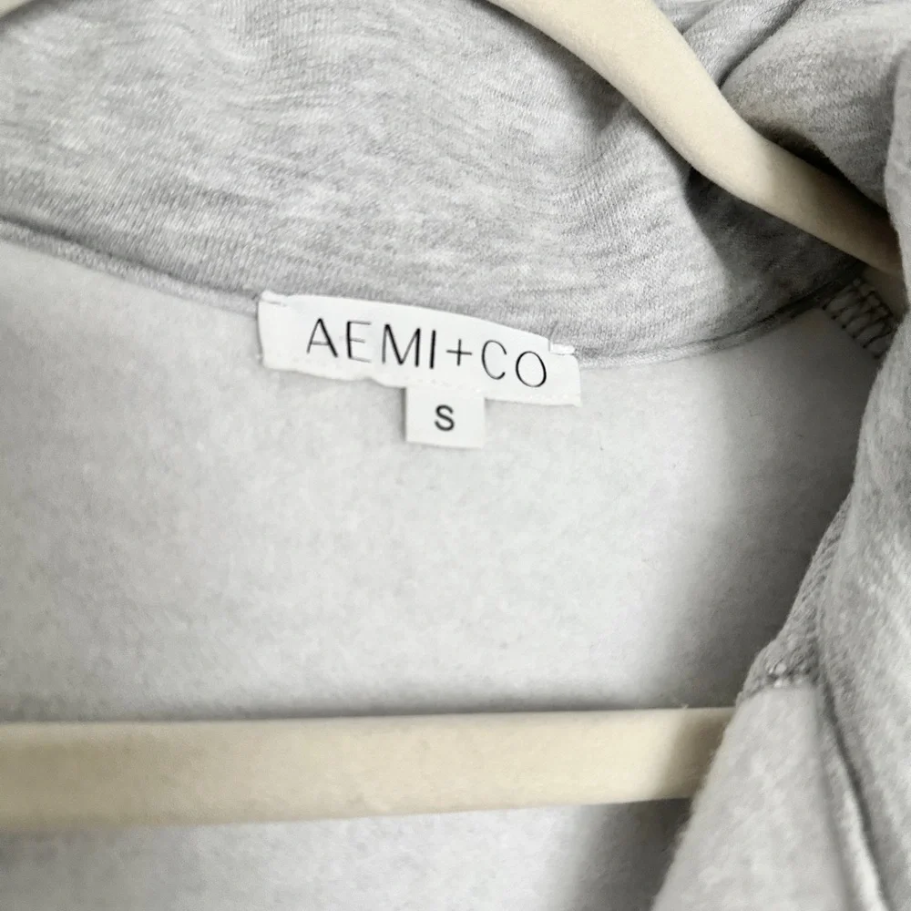 AEMI + CO Light Gray Dove Funnel Neck Half Zip Activewear Crop Sweatshirt - Picture 6 of 9